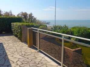 Property, Handrail, Wall, Real Estate, Guard Rail, Balcony, House, Baluster, Architecture, Building