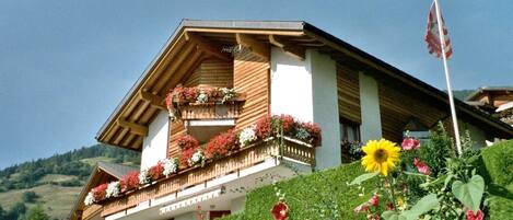 Chalet Abendstern 
Sommer mit wunderschönem Blumengarten zur mit Benützung Rasen