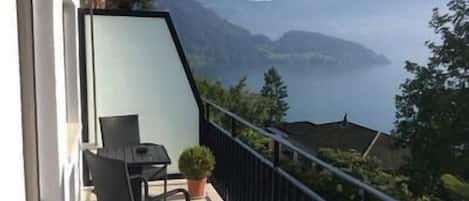 Seit 2014 neue, größere Terrasse mit noch mehr Seesicht auf die Berge und den Vierwaldstätter See