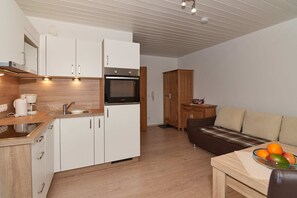 02 FeWo Sonnleiten 35 qm f.max. 3 P., Küche, 1 Wohn-/Schlafraum, 1 Schlafzimmer, Balkon-Ferienwohnung Sonnleiten Bild 2