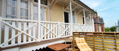  balcon de passage menant aux logements  Terrasse commune 