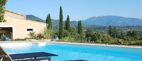 piscine face au mont Ventoux