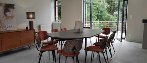 Une salle-à-manger spacieuse ouvrant sur une terrasse plein Sud