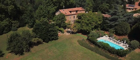 Un mas provençal du XIXème, dans un domaine de 2,5 hectares, avec piscine