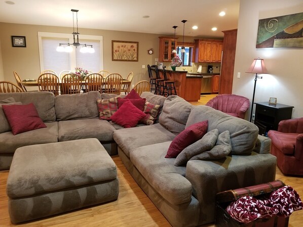 Moonbeams GREAT ROOM!! So much room to relax and watch the Ocean! 