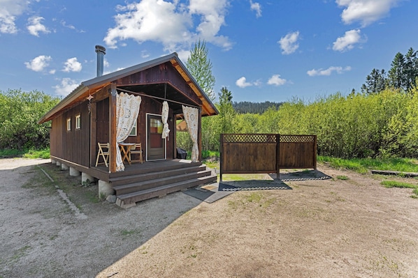 Front of Cabin w/ view blocking panels for privacy