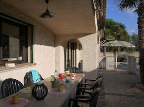 Outdoor dining