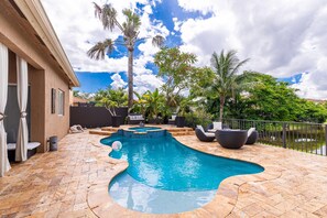Amazing entrainment space. pool with lake views. 