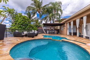 Amazing entrainment space. pool with lake views. 