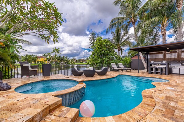 Amazing entrainment space. pool with lake views. 