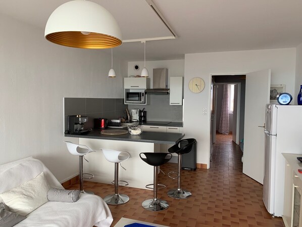 Salle de séjour et cuisine américaine
