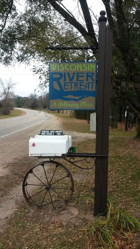 Visible sign to guide to you the driveway.