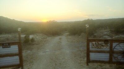 Off grid Glamping cabin.  45 min from north Austin 5 min to Lake Travis