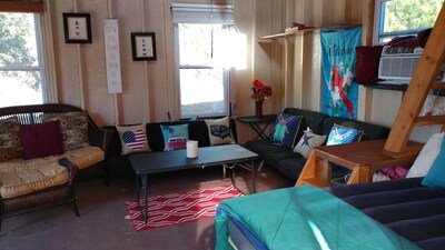 Off grid Glamping cabin.  45 min from north Austin 5 min to Lake Travis