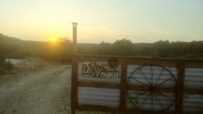Off grid Glamping cabin.  45 min from north Austin 5 min to Lake Travis