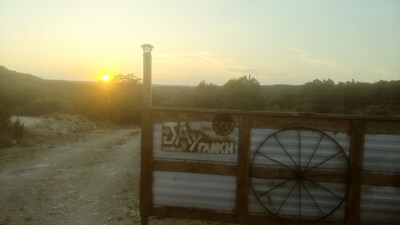 Off grid Glamping cabin.  45 min from north Austin 5 min to Lake Travis