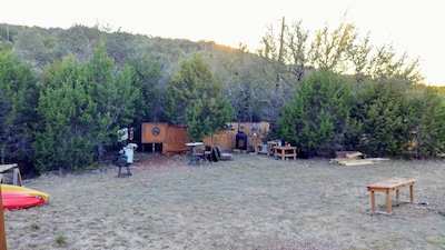 Off grid Glamping cabin.  45 min from north Austin 5 min to Lake Travis