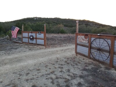 Off grid Glamping cabin.  45 min from north Austin 5 min to Lake Travis