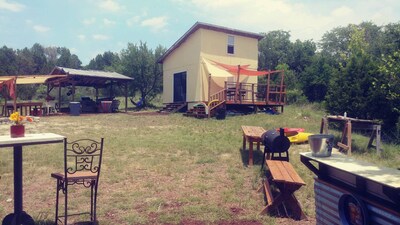 Off grid Glamping cabin.  45 min from north Austin 5 min to Lake Travis