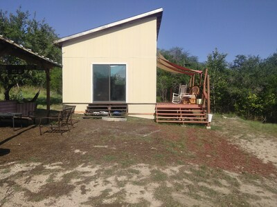 Off grid Glamping cabin.  45 min from north Austin 5 min to Lake Travis