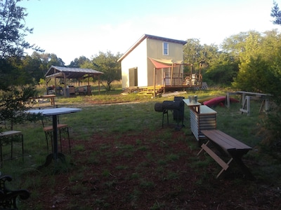 Off grid Glamping cabin.  45 min from north Austin 5 min to Lake Travis