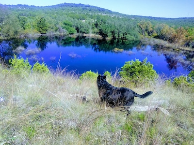 Off grid Glamping cabin.  45 min from north Austin 5 min to Lake Travis