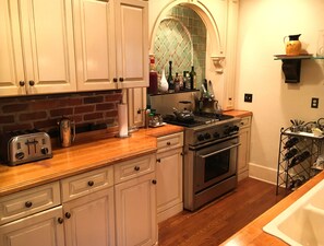 Cook's Kitchen
GE Monogram Appliances
Gas Oven and Range