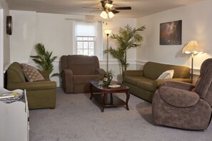Living room w/ 2 pull out couches