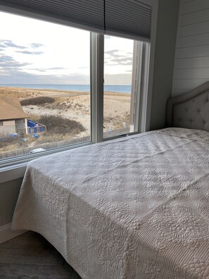 Queen size bed with beautiful ocean views. Black out shades 