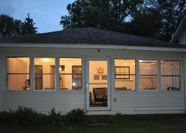 Unique 1930s blufftop cottage with an amazing porch overlooking Lake Erie