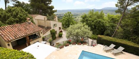 Pool terrace w dining table seating 10 people. 9 x 4mtr pool. Pool kitchen. BBQ.