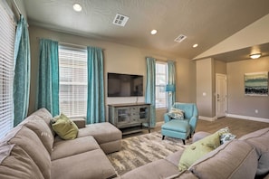 Living Room | Central A/C & Heating | Free WiFi | 2 Flat-Screen Cable TVs