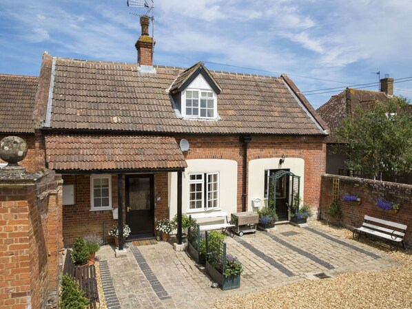 Property, House, Building, Cottage, Home, Real Estate, Residential Area, Estate, Roof, Architecture