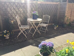 South facing sun trap - it gets really hot!