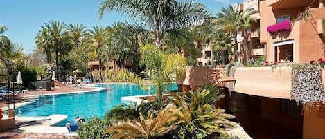 El Oasis de Marbella with lovely sun loungers