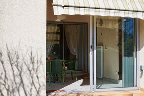 "Its entrance via the veranda"