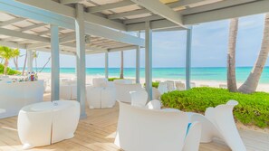 Beach Bar for lunch and drinks in front of the ocean