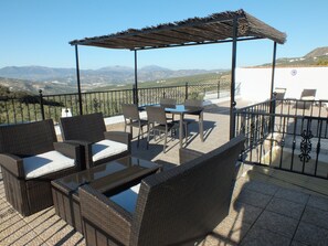 Kayenne 3 private roof terrace with luxury furniture.