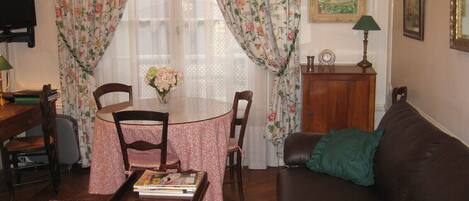 Living room/high ceilings, french antiques