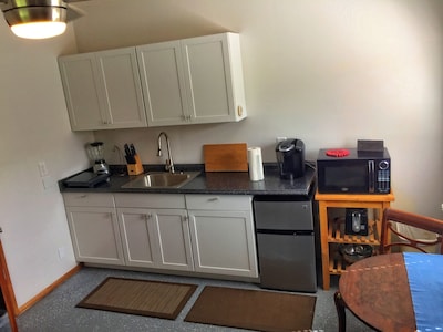 Hale "Hā Hā" Apartment - 3 blocks from ocean cliffs