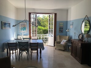 Séjour donnant sur la terrasse à l’arrière de la maison