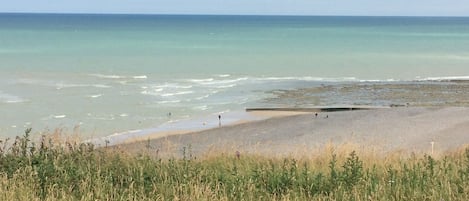 Sentier de pêcheurs au bout de notre rue menant à la plage de Mesnil-Val