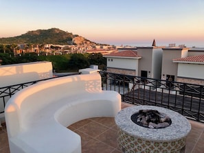 Roof top Jacuzzi and firepit with Spectacular views and sunsets