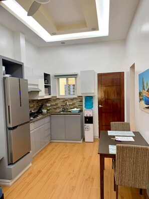 Kitchen with Italian stovetop and range hood, fully equipped

