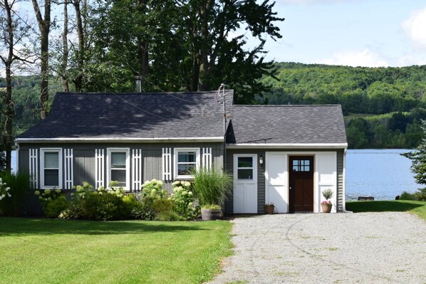 View of Duckingham Cottage from the street