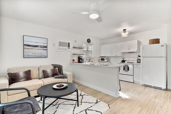 Open airy living area to kitchen 