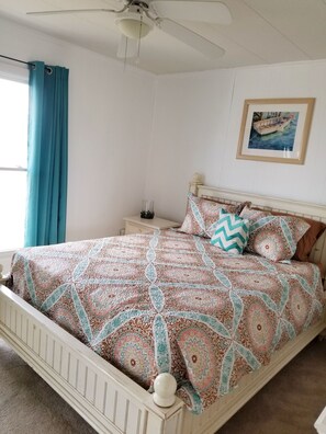 Bedroom with Queen Size Bed
