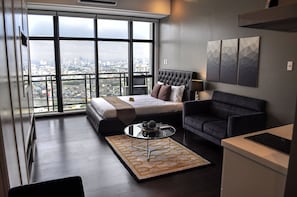"Modern" Studio Unit @Knightsbridge 3216