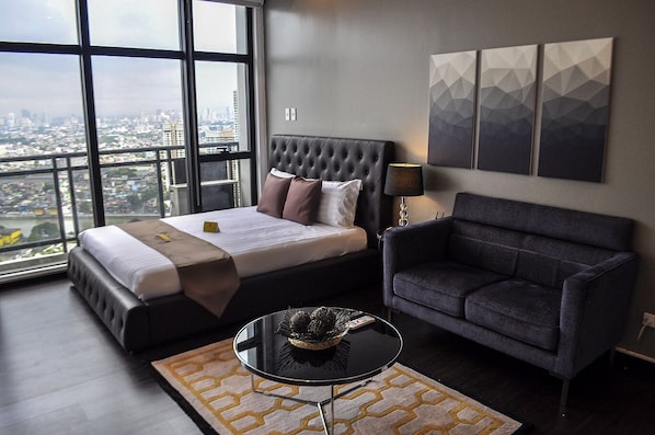 "Modern" Studio Unit @Knightsbridge 3216