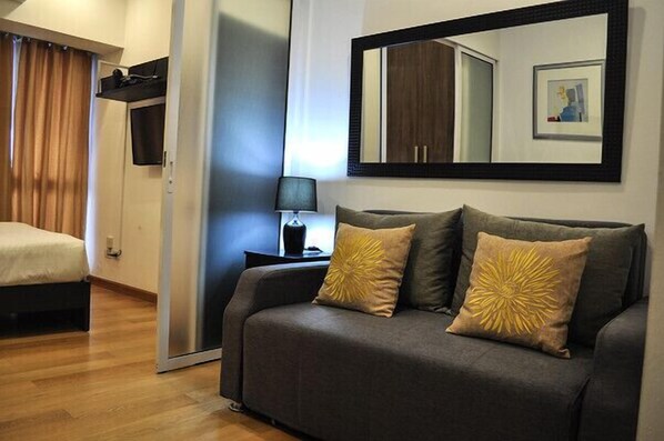 Cozy 1BR Superior Unit @ Milano 3302E 